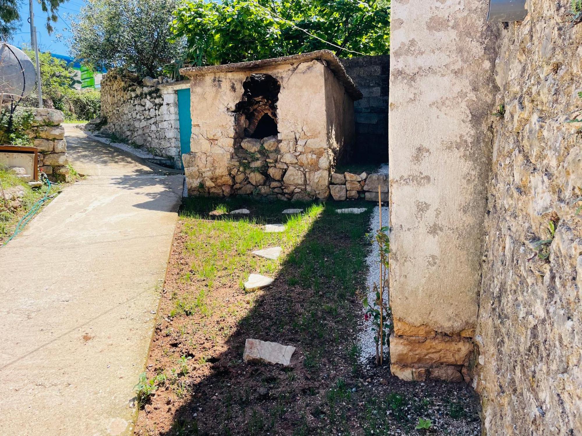 Guesthouse Near The Castle Of Himare Exterior photo