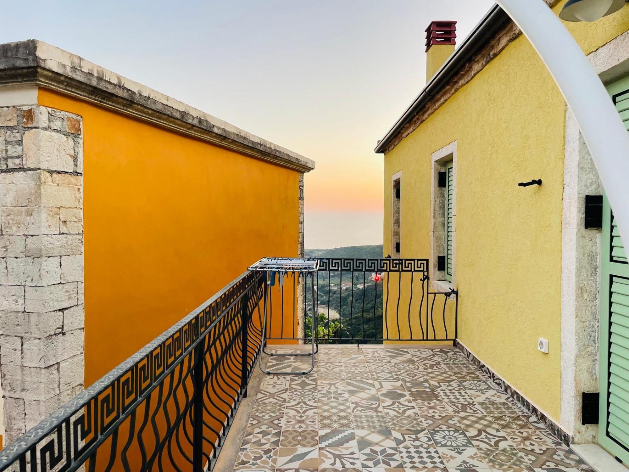 Guesthouse Near The Castle Of Himare Exterior photo