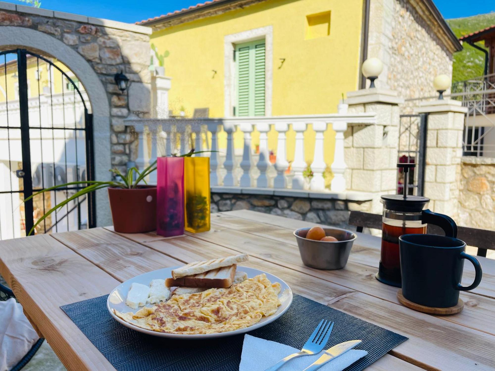 Guesthouse Near The Castle Of Himare Exterior photo