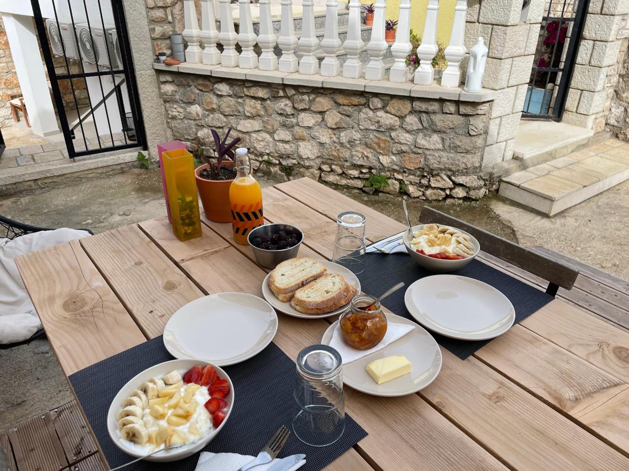 Guesthouse Near The Castle Of Himare Exterior photo